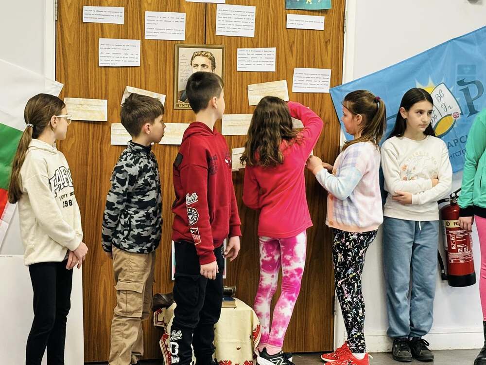 Ученици от училище „Зора“ в Бейзингстоук се включиха в интерактивна игра под надслов „По стъпките на Левски: Тайните комитети оживяват“