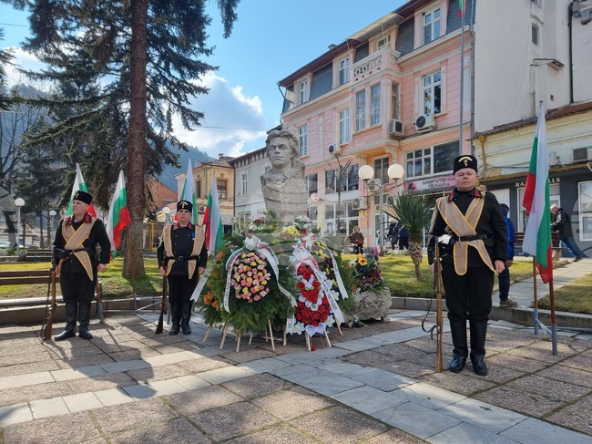 Кюстендилци почетоха паметта на Васил Левски