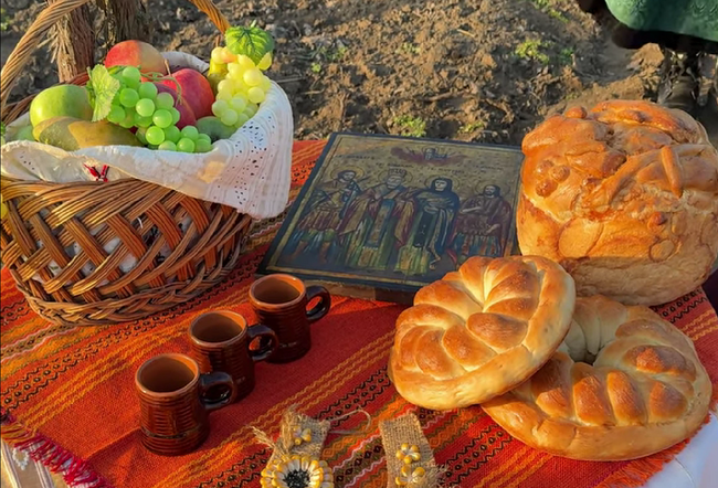 Ученичка от втори клас в Българо-украинския център „МЕДИА“, село Криничне, заедно със семейството си отбеляза Трифон Зарезан с видео творба