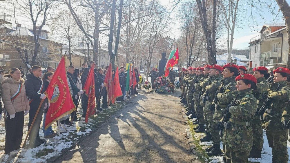 В Димитровград се преклониха пред паметта на Васил Левски с поднасяне на венци и цветя в знак на признателност