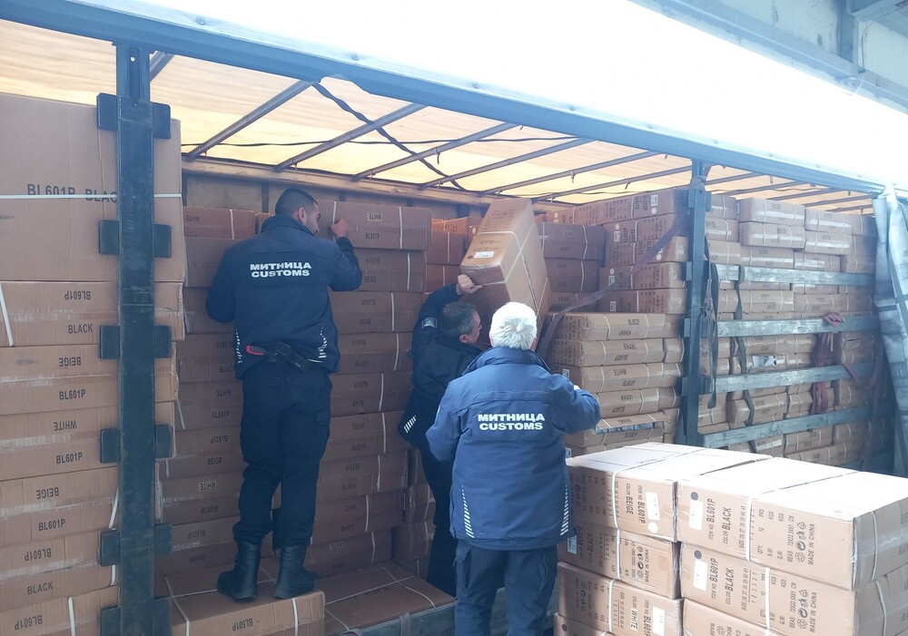 Митнически служители спряха превоз на близо 3000 чифта маратонки със знаци на защитена марка в района на „Дунав мост 2“ при Видин