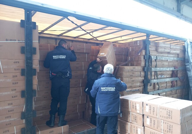 Митнически служители спряха превоз на близо 3000 чифта маратонки със знаци на защитена марка в района на „Дунав мост 2“ при Видин