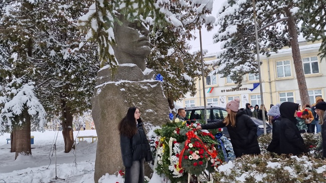 С възпоменателна церемония и масов рецитал разградчани се преклониха пред святото дело на Апостола на свободата