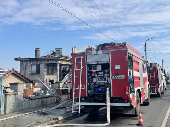 Пожар унищожи покрива на къща и част от имуществото на втория етаж в село Милево