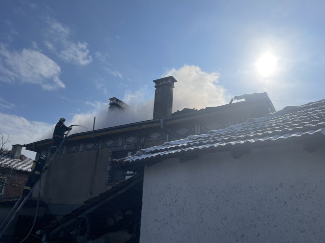 Пожар е избухнал в къща в град Крън, на място са два пожарни екипа