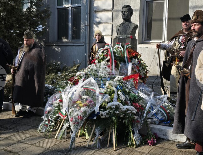 Във Видин отбелязаха 152 години от гибелта на Васил Левски с поклонение пред паметника на Апостола