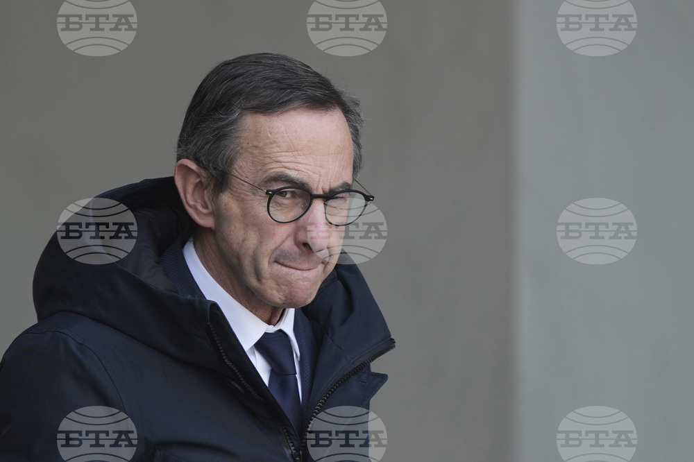 Макрон трябва да се изкаже за политическата криза във Франция, каза лидерът на френските консерватори Брюно Рьотайо