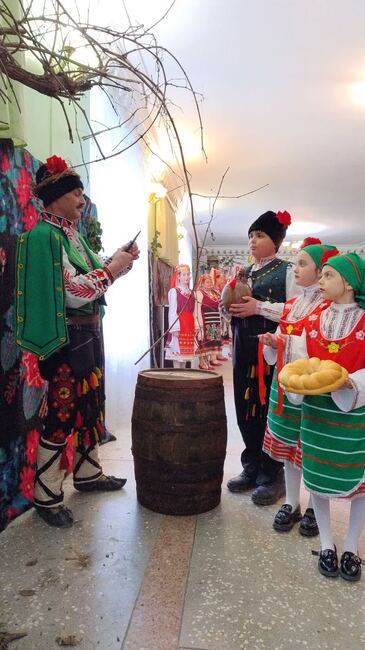 С вино и хляб българското село Зализничне посрещна гости по случай Трифон Зарезан