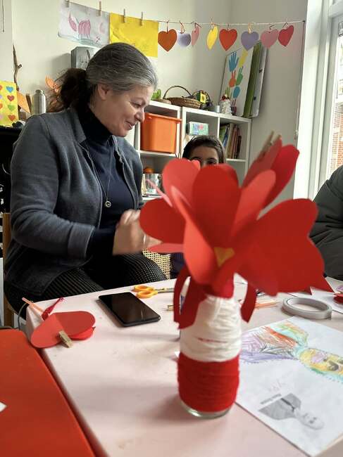 Ученици в училище „Васил Левски“ в Хага изработваха макове във формата на сърца