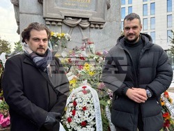 Ръководството на Националното представителство на студентските съвети поднесе венци и цветя пред паметника на Васил Левски. Снимка: НПСС