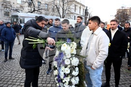 Васил Левски - паметник - ПФК Левски - цветя - поднасяне