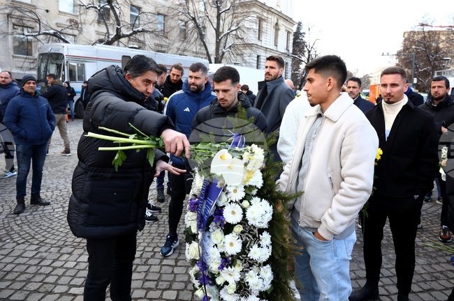 Отборът на Левски поднесе венци и цветя пред паметника на Васил Левски