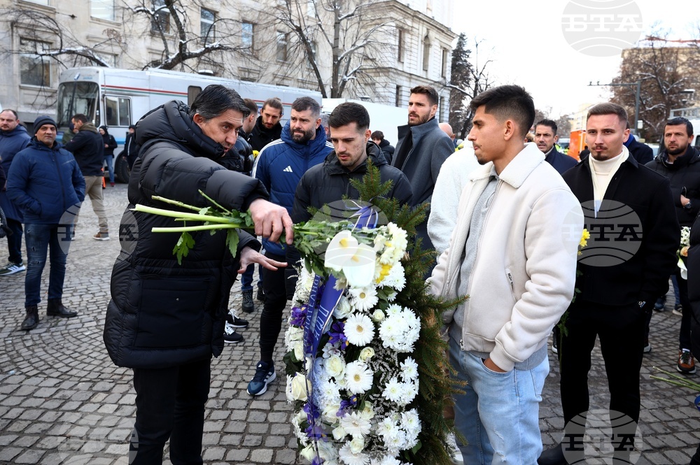 Васил Левски - паметник - ПФК Левски - цветя - поднасяне