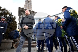 Васил Левски - паметник - ПФК Левски - цветя - поднасяне