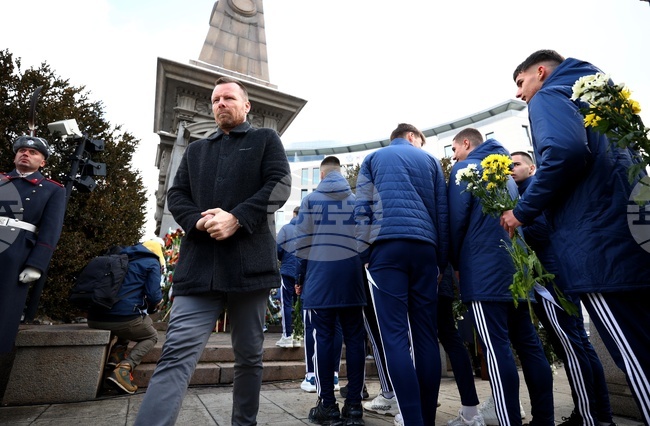  Васил Левски - паметник - ПФК Левски - цветя - поднасяне