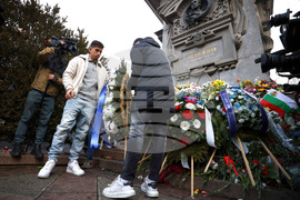 Васил Левски - паметник - ПФК Левски - цветя - поднасяне