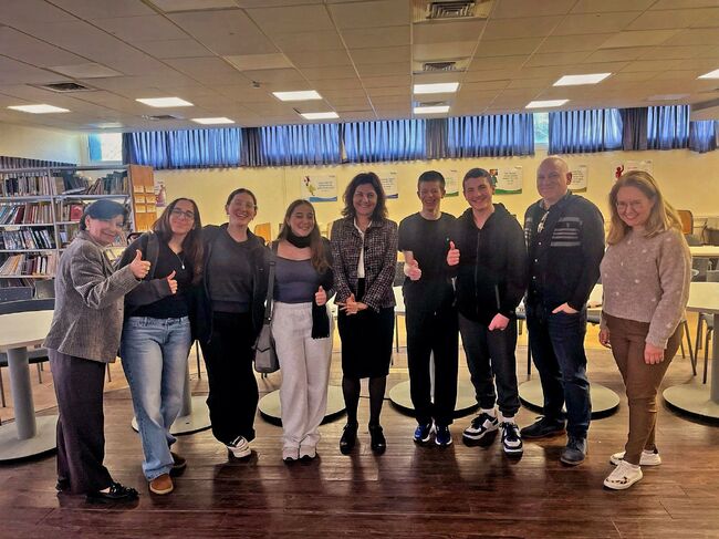 Посланик Славена Гергова разговоря с ученици в направление „Дипломация“ от гимназия в Тел Авив 