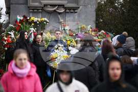 Васил Левски - паметник - цветя - поднасяне