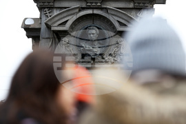 Васил Левски - паметник - цветя - поднасяне