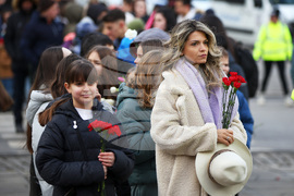 Васил Левски - паметник - цветя - поднасяне