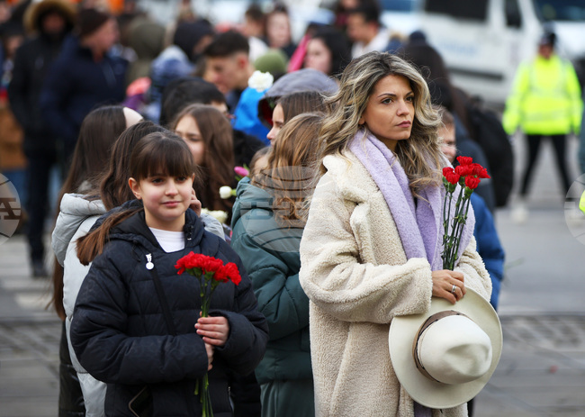 Васил Левски - паметник - цветя - поднасяне