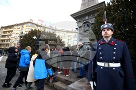 Васил Левски - паметник - цветя - поднасяне