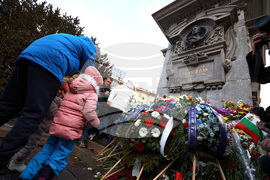 Васил Левски - паметник - цветя - поднасяне