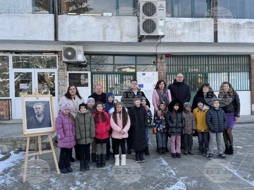 За втора поредна година в Костенец се преклониха пред паметта на Васил Левски