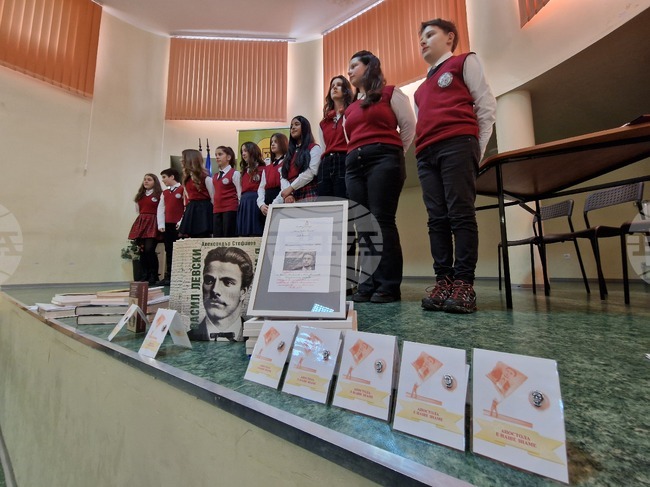 С факелно шествие и рецитал учениците от Основно училище „Св. Иван Рилски“ в Перник почетоха паметта на Васил Левски