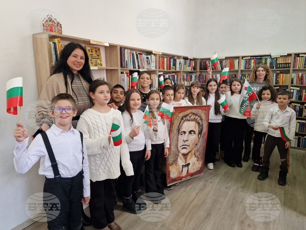 Второкласници от Смолян рецитираха стихове за Левски във филиала на библиотеката на Стар център