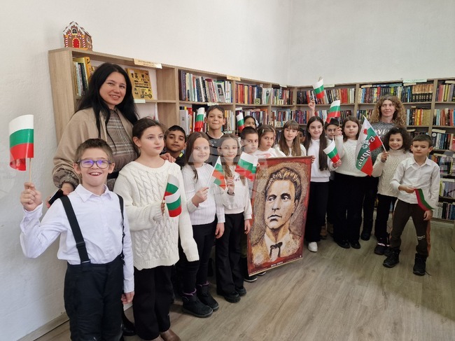 Второкласници от Смолян рецитираха стихове за Левски във филиала на библиотеката на Стар център