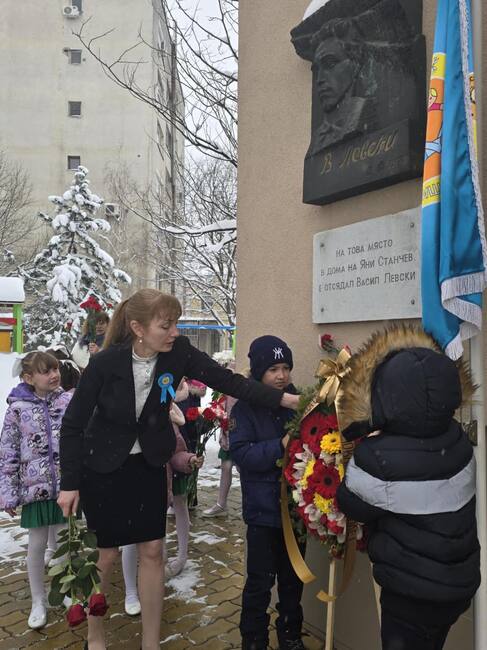 В Детска градина „Васил Левски“ в Свищов бяха отбелязани 152 години от гибелта на Апостола на свободата с поднасяне на цветя