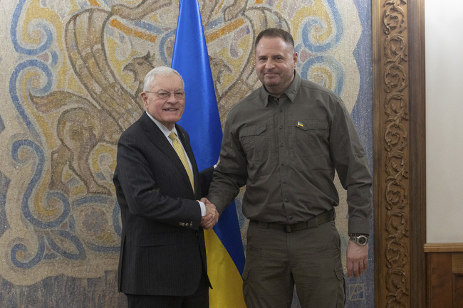 Началникът на канцеларията на украинския президент се срещна във Вашингтон със специалния пратеник на Белия дом Келог