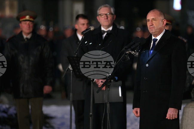 Само единни ще съхраним България в глобалния смут, каза президентът Румен Радев по време на възпоменателната церемония за гибелта на Васил Левски