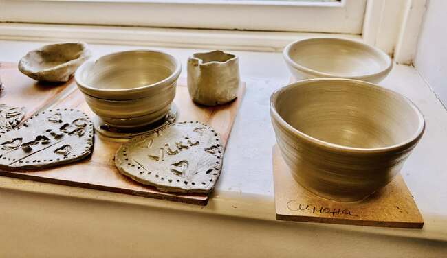 Ученици от училище „Зора“ в Бейзингстоук изработиха глинени съдове