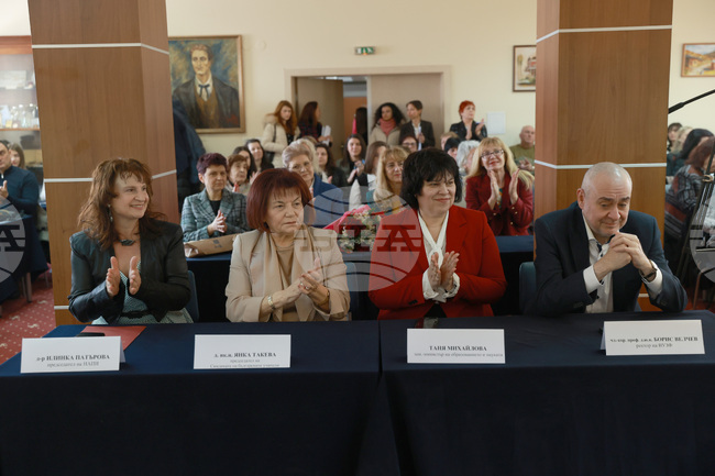  Висшето образование по икономика не може да се развива без връзката със средното образование, каза ректорът на ВУЗФ чл.-кор. Борис Велчев 