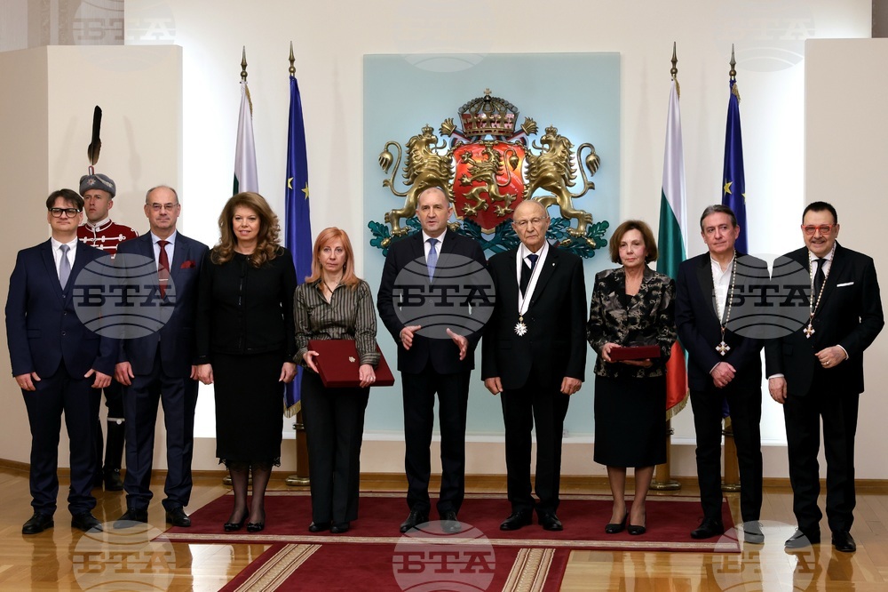 Пианистът Людмил Ангелов, проф. Кирил Топалов, актьорът Васил Банов, проф. Любомир Стойков и Георги Йорданов бяха отличени от държавния глава за заслуги към културата