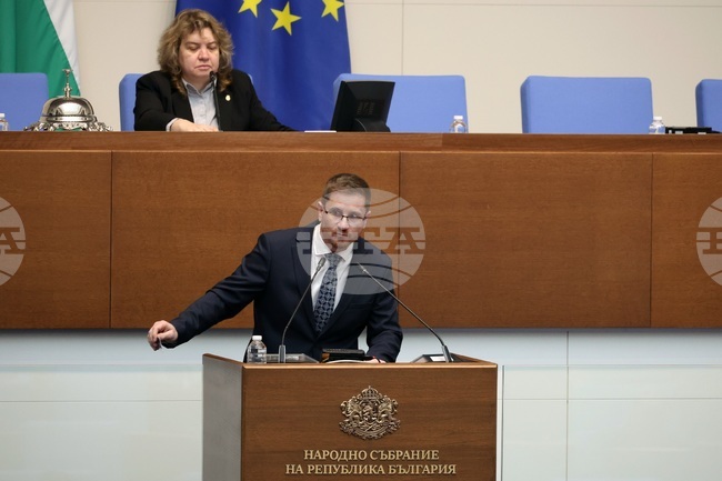 Председателят на парламента Наталия Киселова даде 30 минути почивка, след като се оказа, че в залата няма кворум 