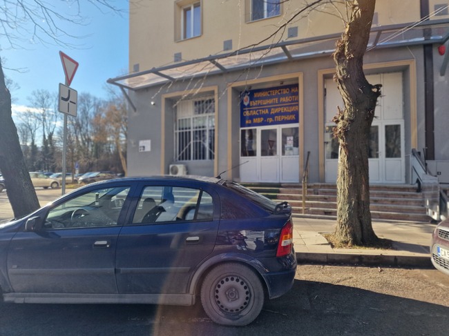 Полицията в Перник задържа 18-годишен младеж за домашно насилие над 30-годишна жена, с която живеели на семейни начала