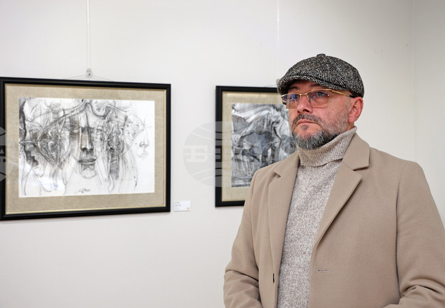 Изложба „Капричио“ представя друго амплоа на илюстратора Боян Янев