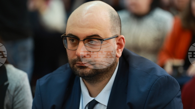 За ден и половина между Коледа и Нова година от обращение са били изтеглени около 1 милиард лева, каза Джеймс Йоловски 