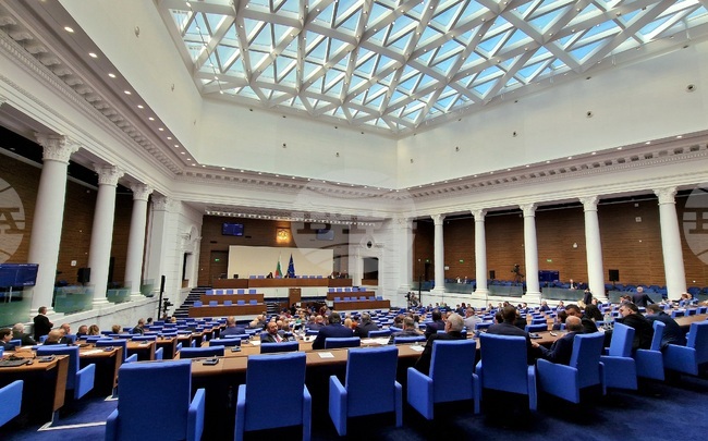 Парламентът ще обсъди създаването на временна комисия за установяване на проблемите с разпространението на райски газ и наркотични вещества 