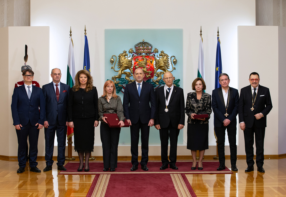 Президентът Румен Радев удостои с висши държавни отличия изтъкнати представители на българската наука и култура 