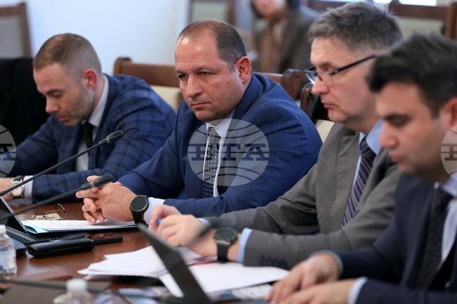 Временни ограничения за използването на вода имат около 64 населени места в 11 области към миналата седмица, каза Илия Тасев от МЗ