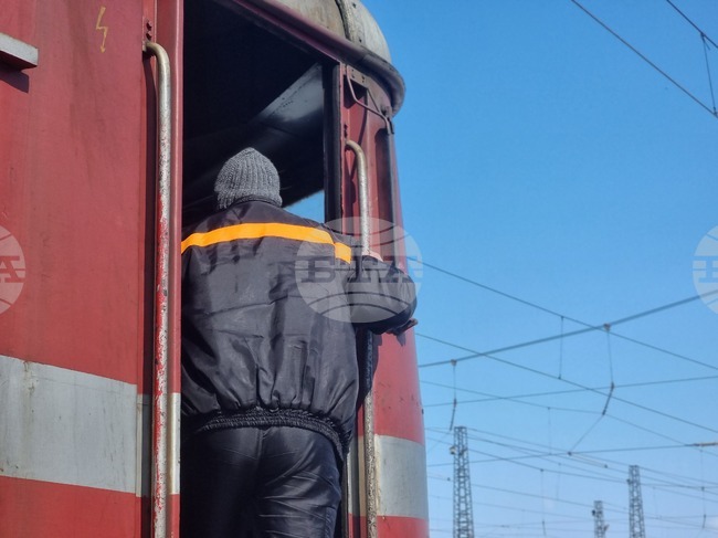 Railway Tanker Gas Leak Leads to Evacuation of Passengers, Staff at Karnobat Railway Station