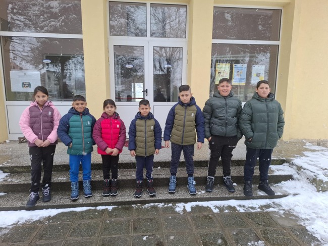 Фирма дари зимни якета и обувки на 57 деца от социално слаби семейства в община Ценово, Русенско