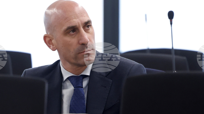 Бившият президент на футболната федерация на Испания Луис Рубиалес е бил замерян с яйца по време на представянето на книгата си в Мадрид