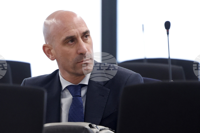 Бившият президент на футболната федерация на Испания Луис Рубиалес е бил замерян с яйца по време на представянето на книгата си в Мадрид