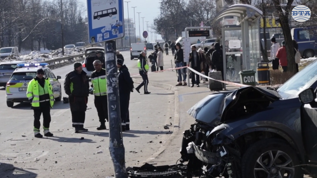 Кола самокатастрофира до спирка на градския транспорт в София, има пострадал