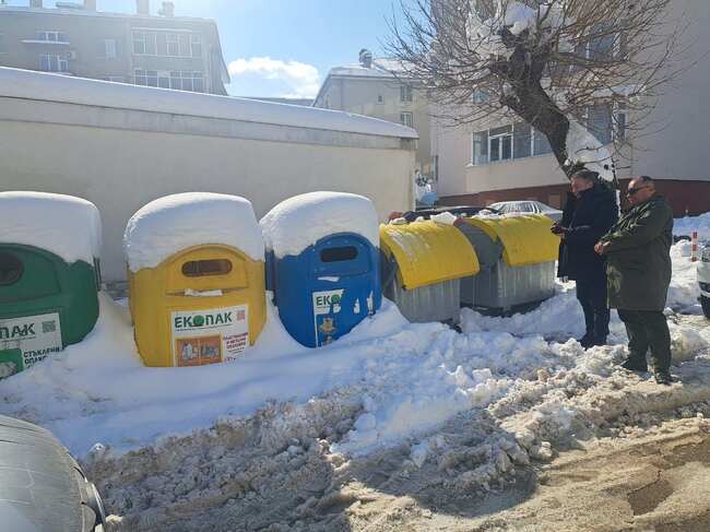 След сигнали на граждани кметът на Шумен проф. Христо Христов направи проверка почистен ли е снегът в града и проходими ли са улиците